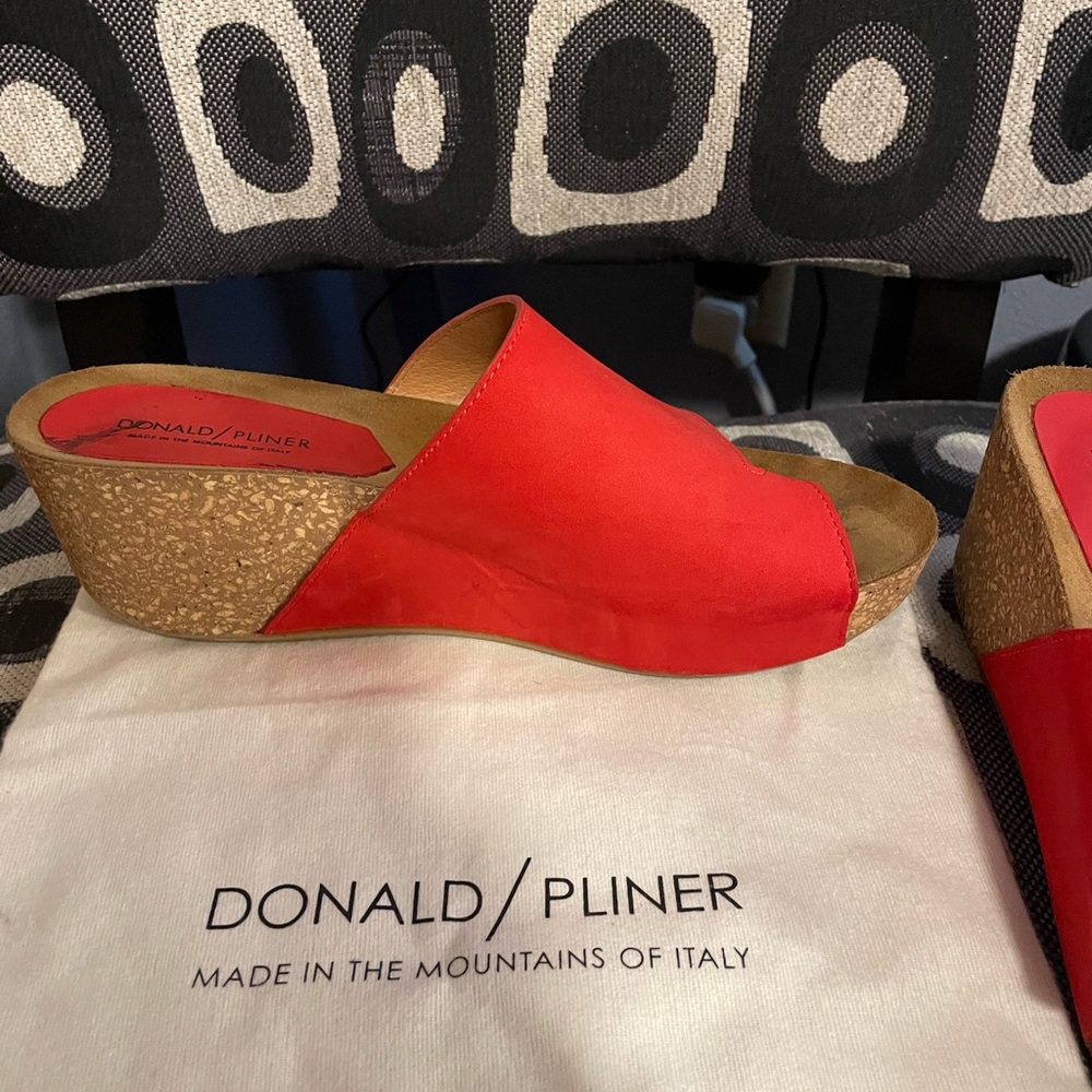 Donal J. Pliner Ginie slip on. Beautiful & comfortable. Worn 1 time.